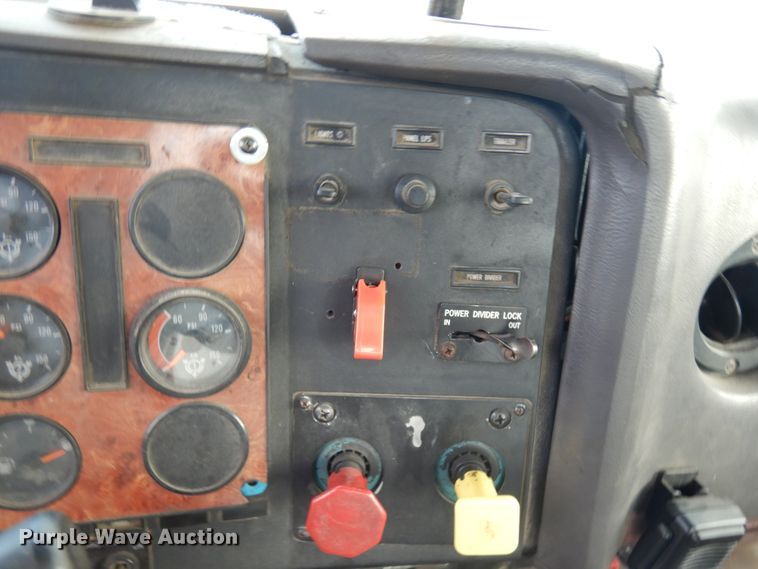 image for item JS9478 1993 International 9200  semi truck