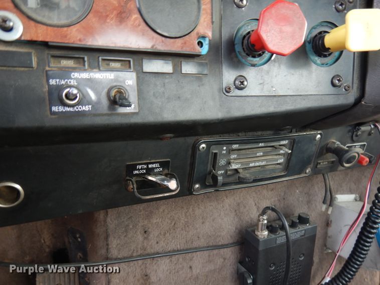 image for item JS9478 1993 International 9200  semi truck