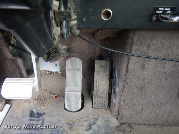 image for item JS9478 1993 International 9200  semi truck