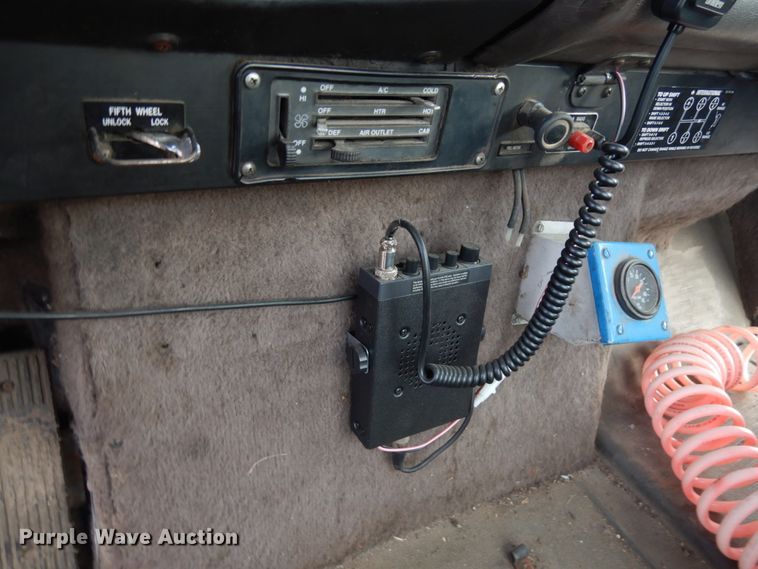 image for item JS9478 1993 International 9200  semi truck