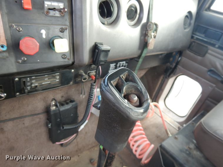 image for item JS9478 1993 International 9200  semi truck