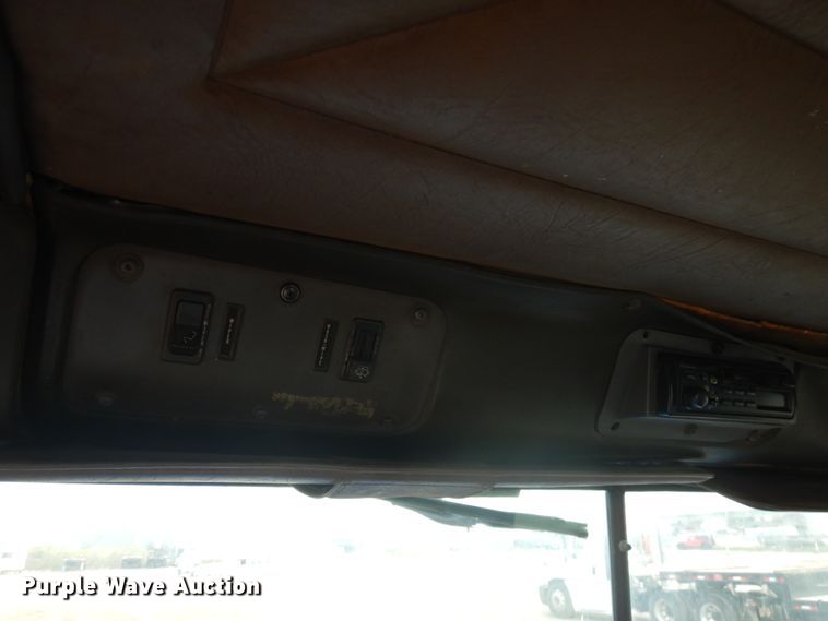 image for item JS9478 1993 International 9200  semi truck