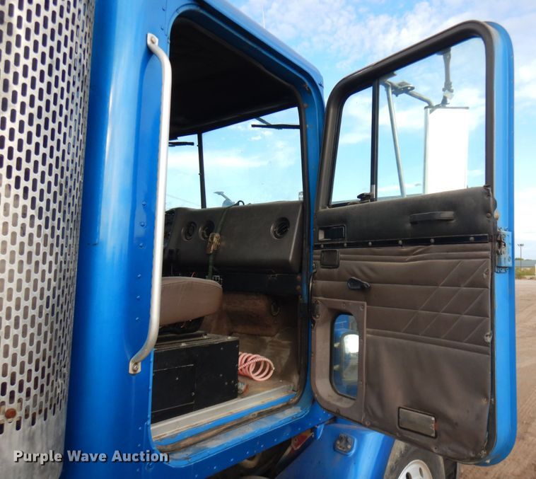 image for item JS9478 1993 International 9200  semi truck
