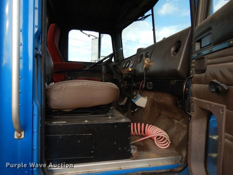 image for item JS9478 1993 International 9200  semi truck