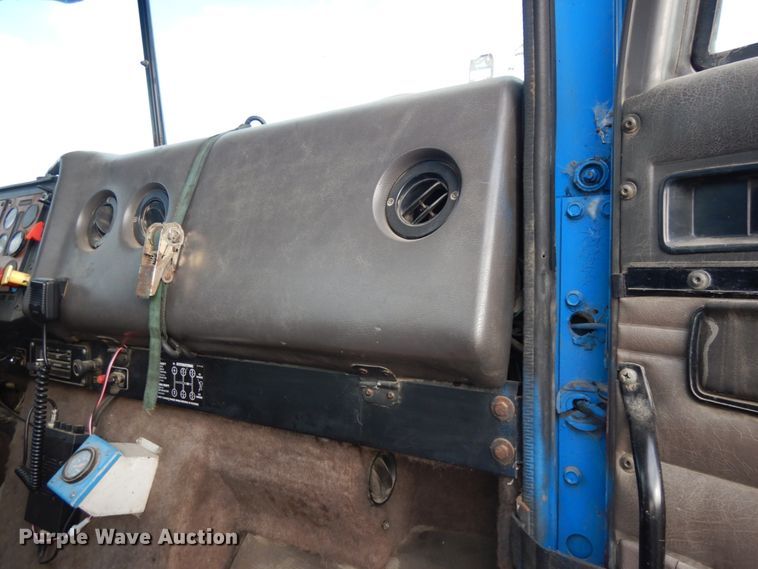 image for item JS9478 1993 International 9200  semi truck