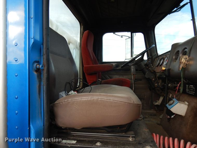 image for item JS9478 1993 International 9200  semi truck