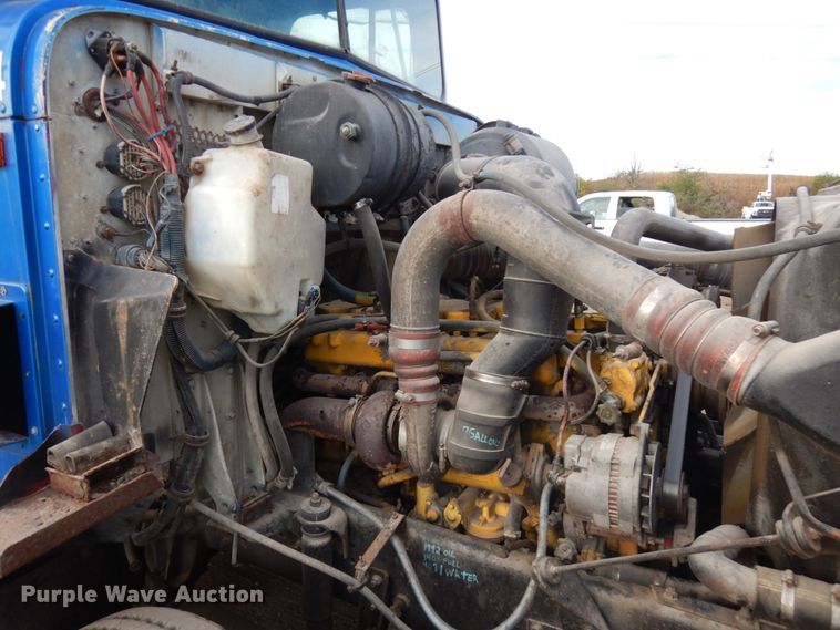 image for item JS9478 1993 International 9200  semi truck