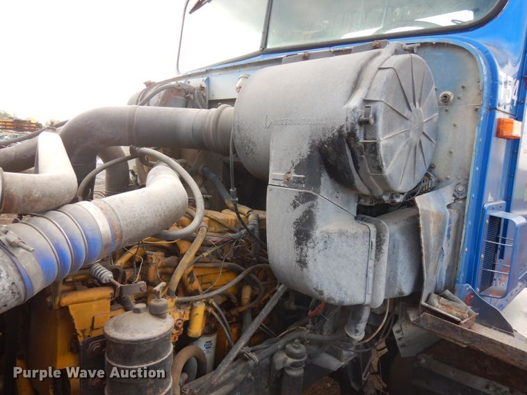 image for item JS9478 1993 International 9200  semi truck