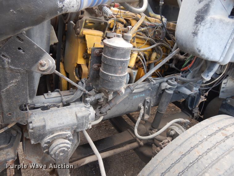 image for item JS9478 1993 International 9200  semi truck