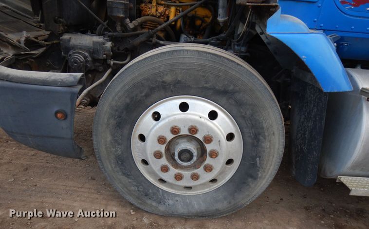 image for item JS9478 1993 International 9200  semi truck