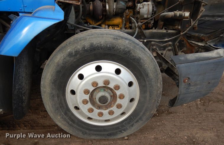 image for item JS9478 1993 International 9200  semi truck