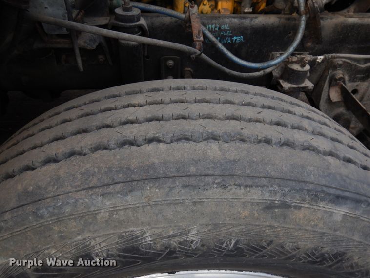 image for item JS9478 1993 International 9200  semi truck