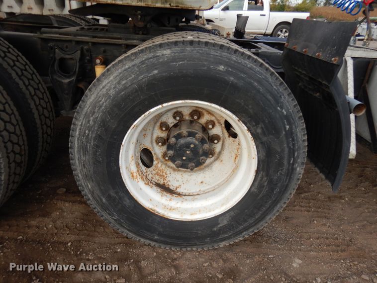 image for item JS9478 1993 International 9200  semi truck