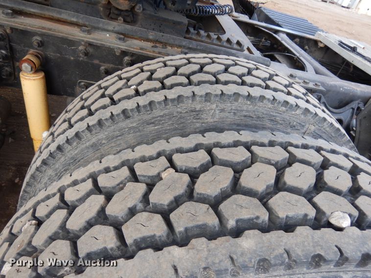 image for item JS9478 1993 International 9200  semi truck