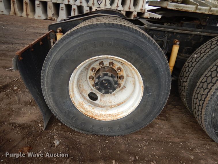 image for item JS9478 1993 International 9200  semi truck