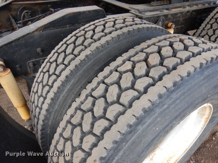 image for item JS9478 1993 International 9200  semi truck