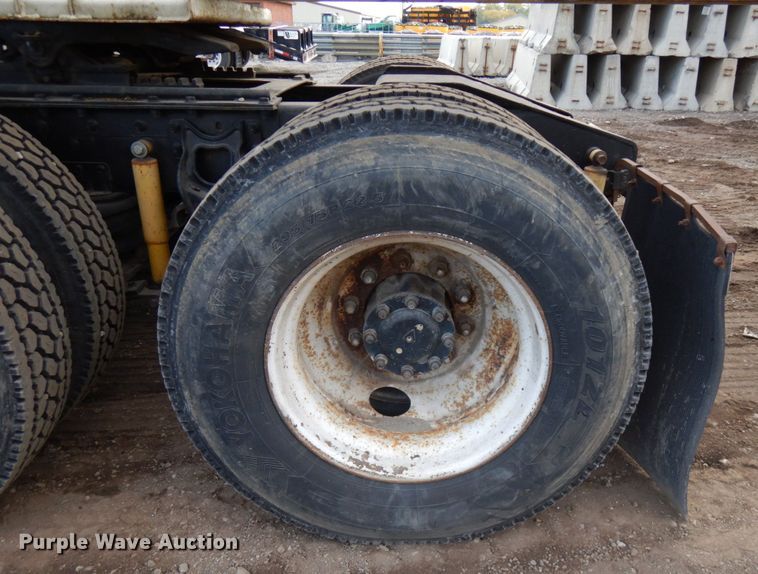 image for item JS9478 1993 International 9200  semi truck