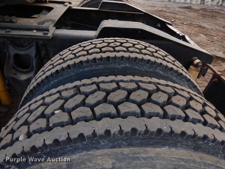 image for item JS9478 1993 International 9200  semi truck