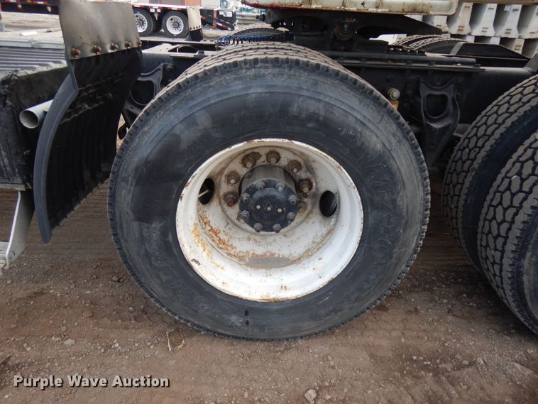 image for item JS9478 1993 International 9200  semi truck