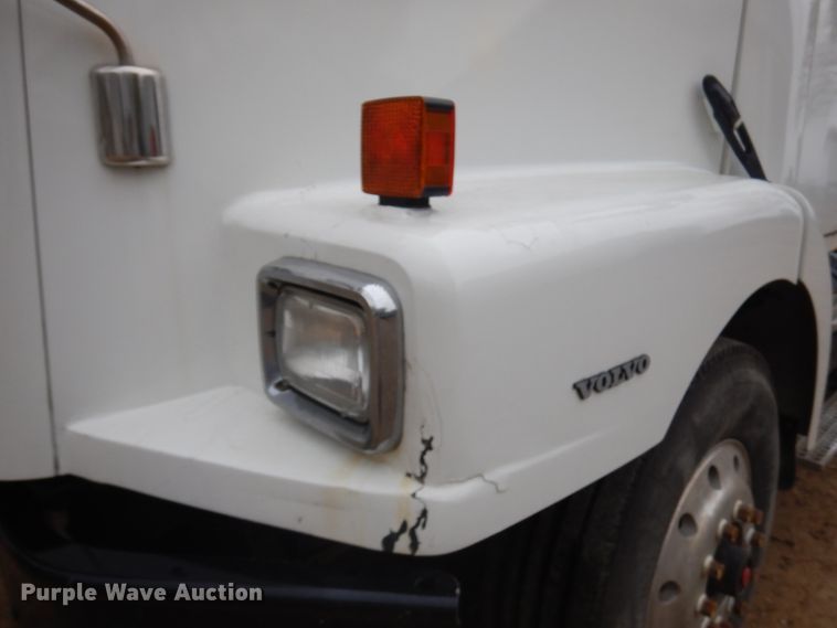 image for item JS9538 1999 Volvo WG  roll-off container truck