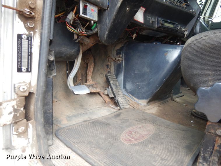 image for item JS9538 1999 Volvo WG  roll-off container truck