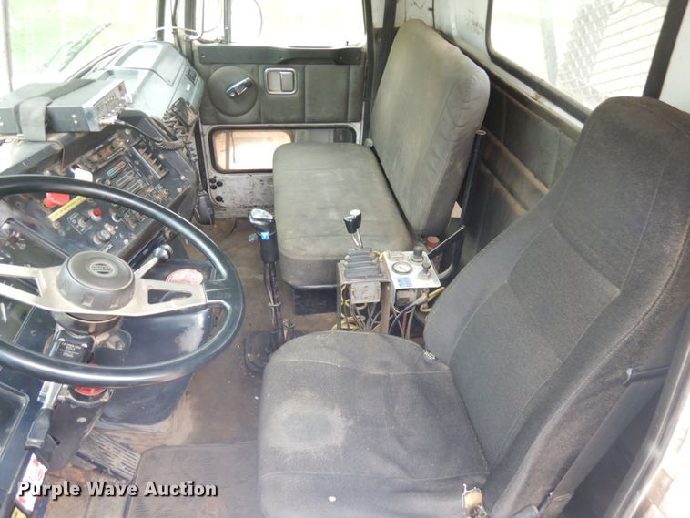 image for item JS9538 1999 Volvo WG  roll-off container truck