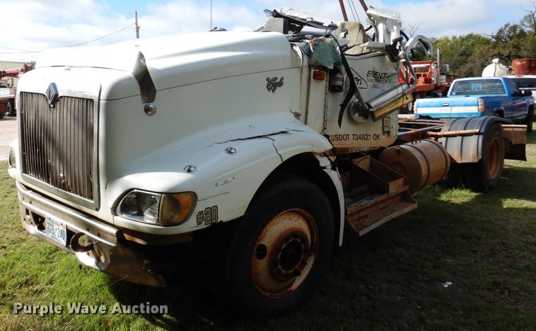 image for item JT9451 2001 International 9400i  truck cab and chassis