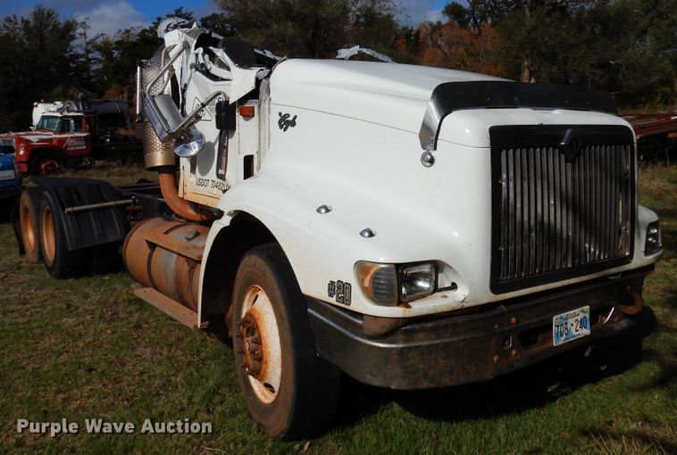 image for item JT9451 2001 International 9400i  truck cab and chassis