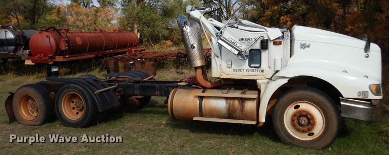 image for item JT9451 2001 International 9400i  truck cab and chassis