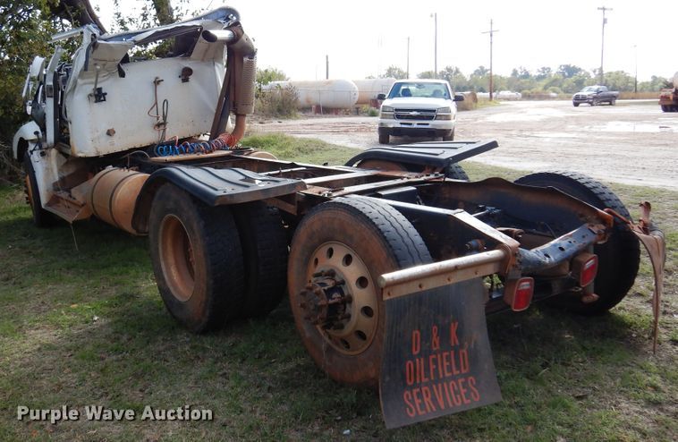 image for item JT9451 2001 International 9400i  truck cab and chassis