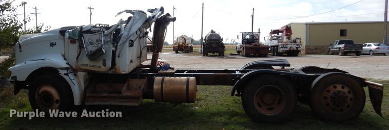 image for item JT9451 2001 International 9400i  truck cab and chassis