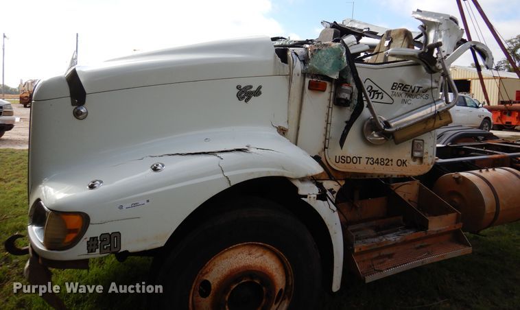 image for item JT9451 2001 International 9400i  truck cab and chassis