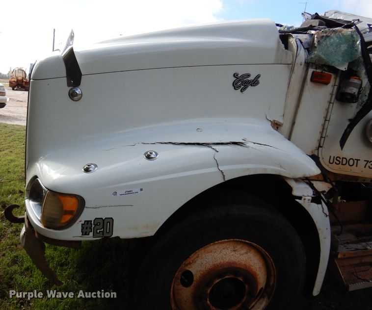 image for item JT9451 2001 International 9400i  truck cab and chassis