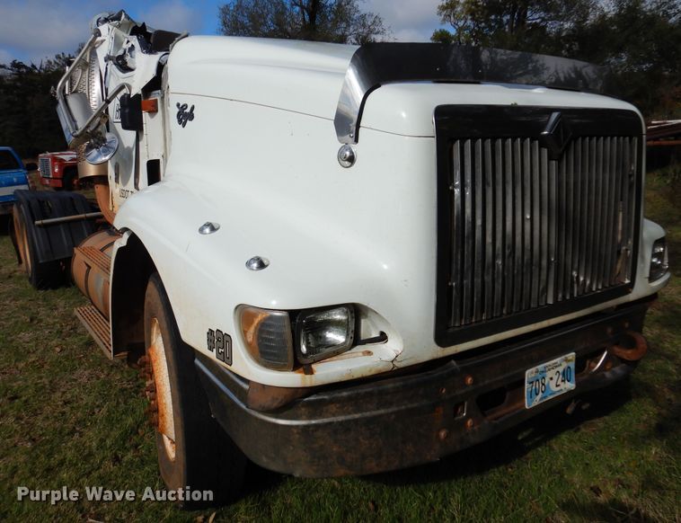 image for item JT9451 2001 International 9400i  truck cab and chassis