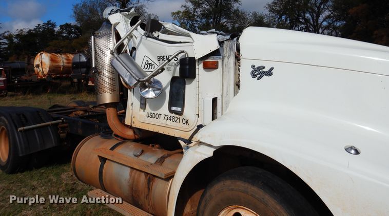 image for item JT9451 2001 International 9400i  truck cab and chassis