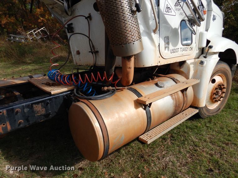 image for item JT9451 2001 International 9400i  truck cab and chassis