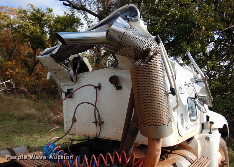 image for item JT9451 2001 International 9400i  truck cab and chassis