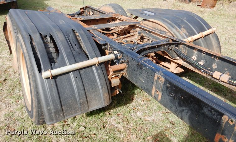 image for item JT9451 2001 International 9400i  truck cab and chassis