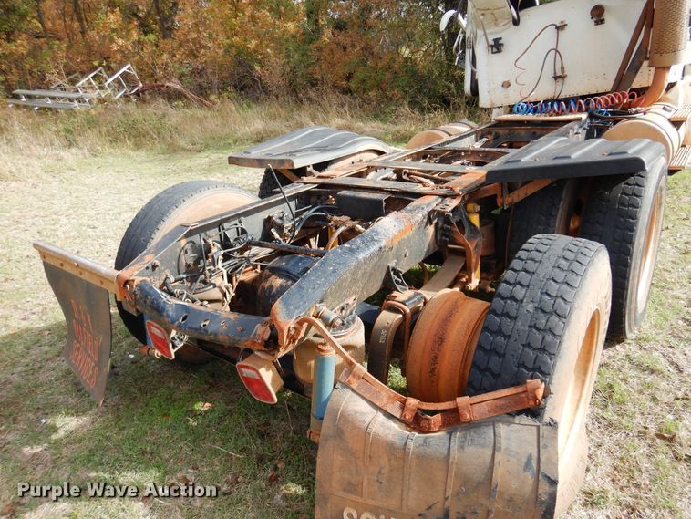 image for item JT9451 2001 International 9400i  truck cab and chassis