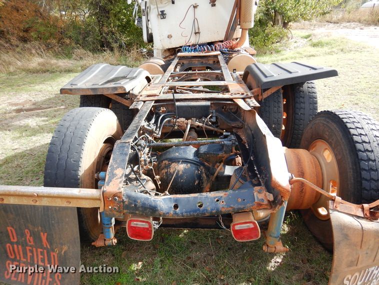 image for item JT9451 2001 International 9400i  truck cab and chassis