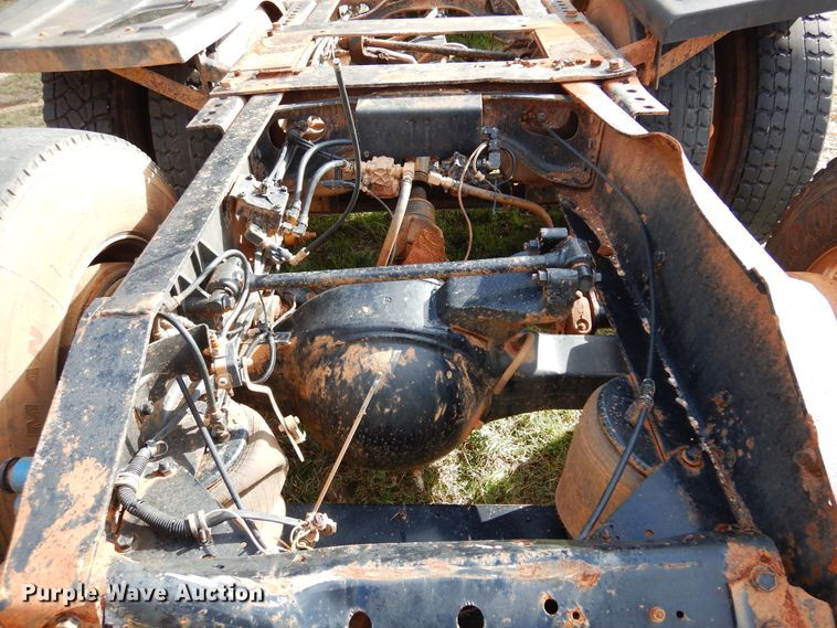 image for item JT9451 2001 International 9400i  truck cab and chassis