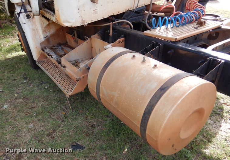 image for item JT9451 2001 International 9400i  truck cab and chassis