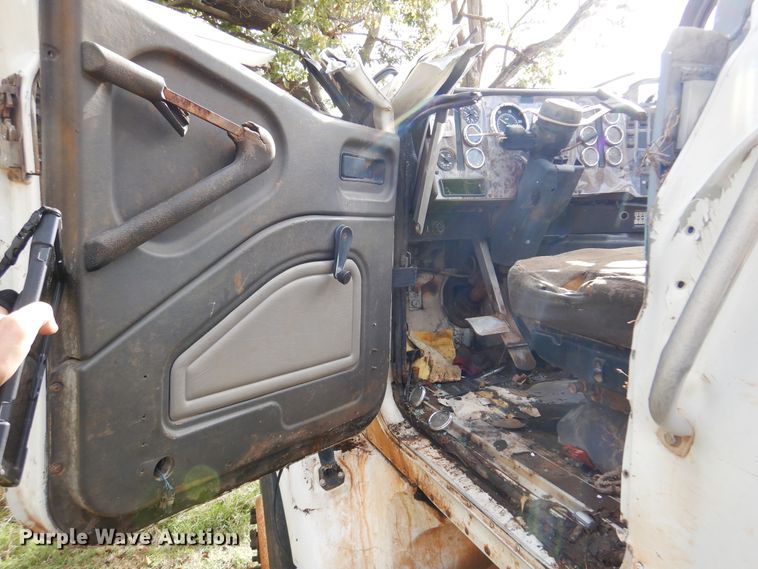 image for item JT9451 2001 International 9400i  truck cab and chassis