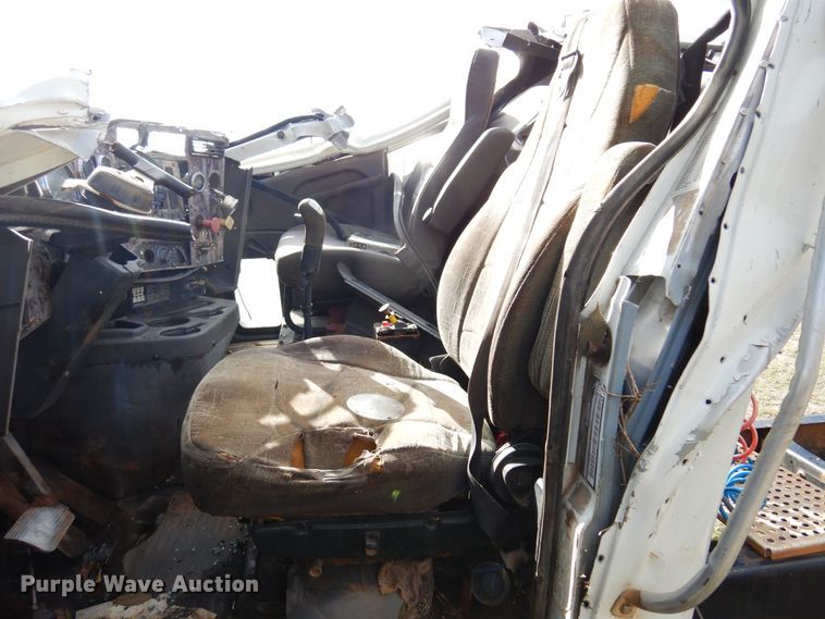 image for item JT9451 2001 International 9400i  truck cab and chassis