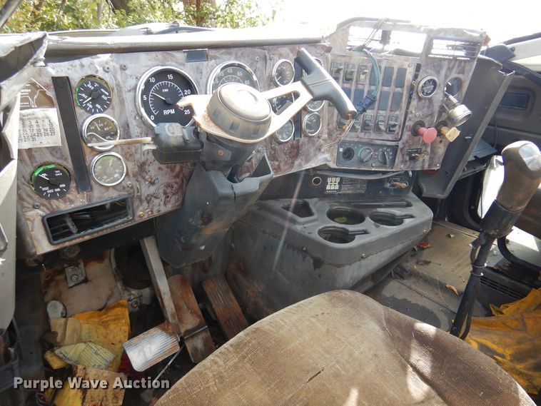 image for item JT9451 2001 International 9400i  truck cab and chassis