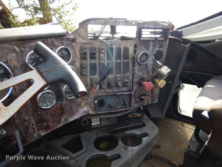 image for item JT9451 2001 International 9400i  truck cab and chassis