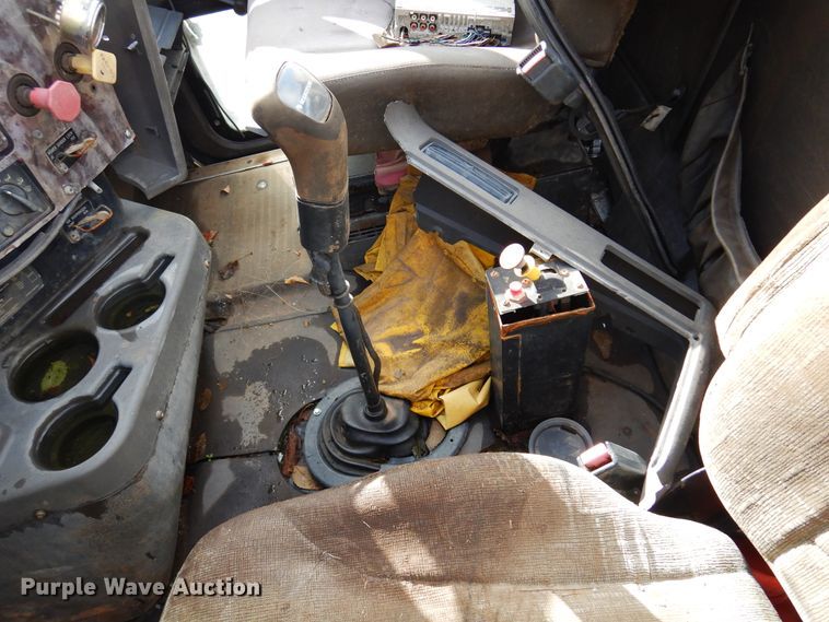 image for item JT9451 2001 International 9400i  truck cab and chassis