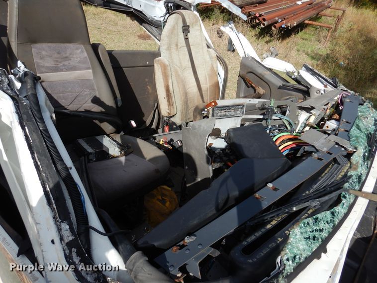 image for item JT9451 2001 International 9400i  truck cab and chassis