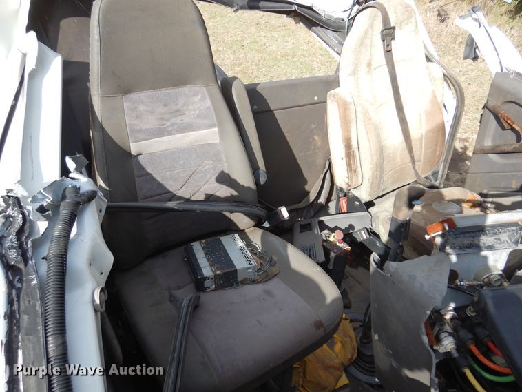 image for item JT9451 2001 International 9400i  truck cab and chassis