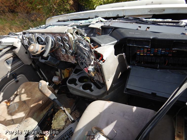 image for item JT9451 2001 International 9400i  truck cab and chassis